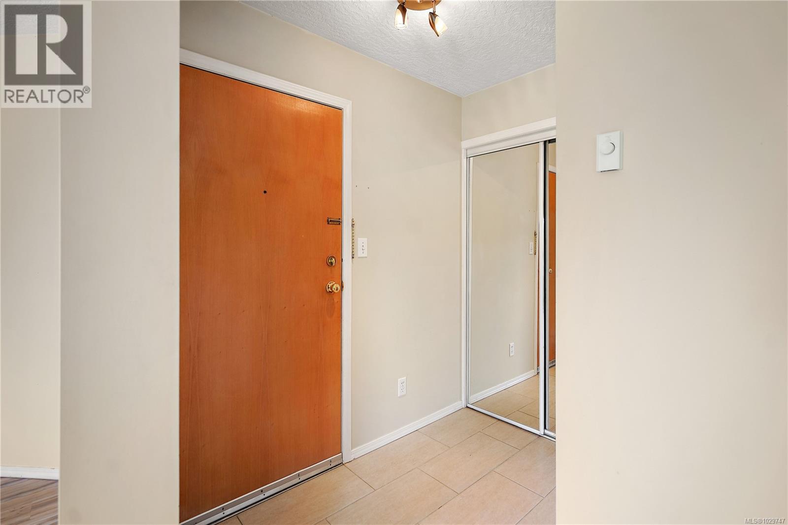 305 9861 Fifth Street, Sidney