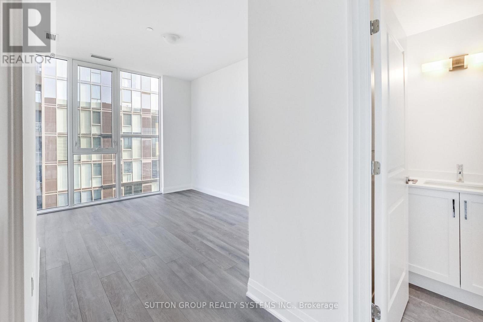 #1704 10 GATINEAU DRIVE - 18