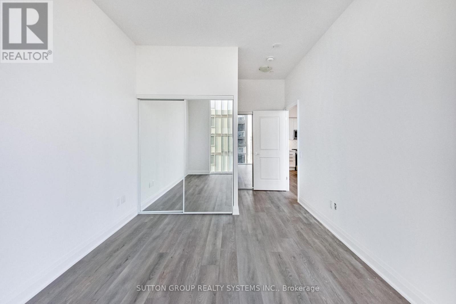 #1704 10 GATINEAU DRIVE - 21