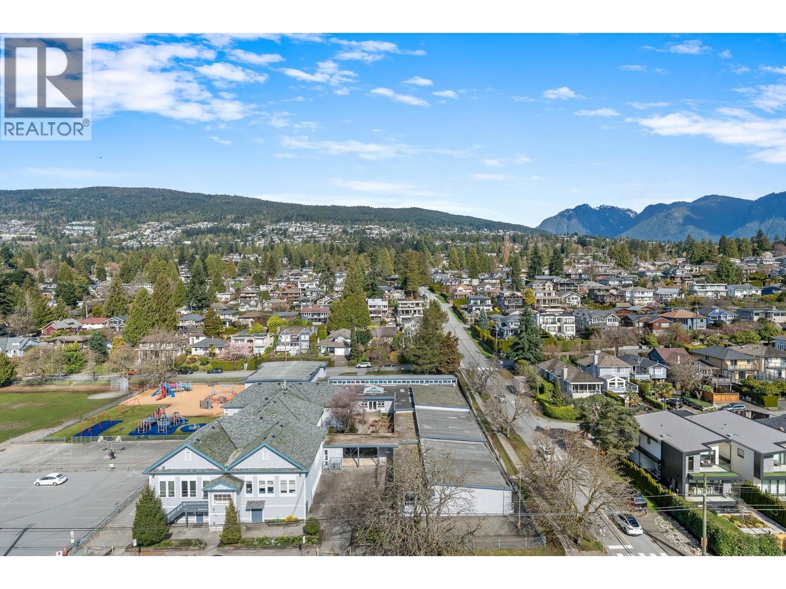 1405 555 13TH STREET, West Vancouver