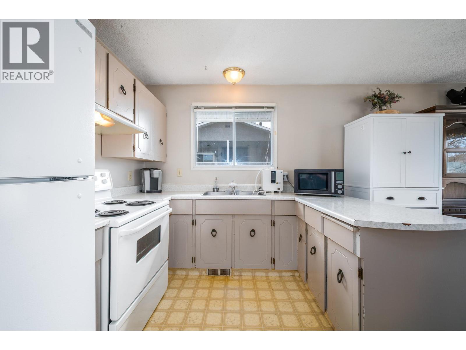 495-497 Gramiak Road, Kelowna