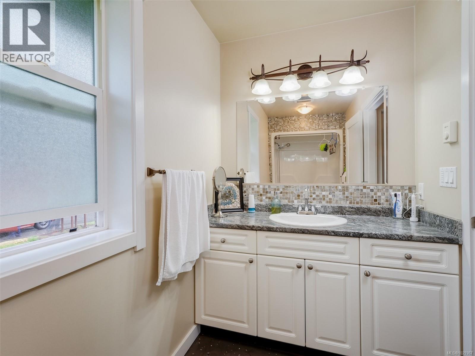 2099 MAPLE AVE S - 11