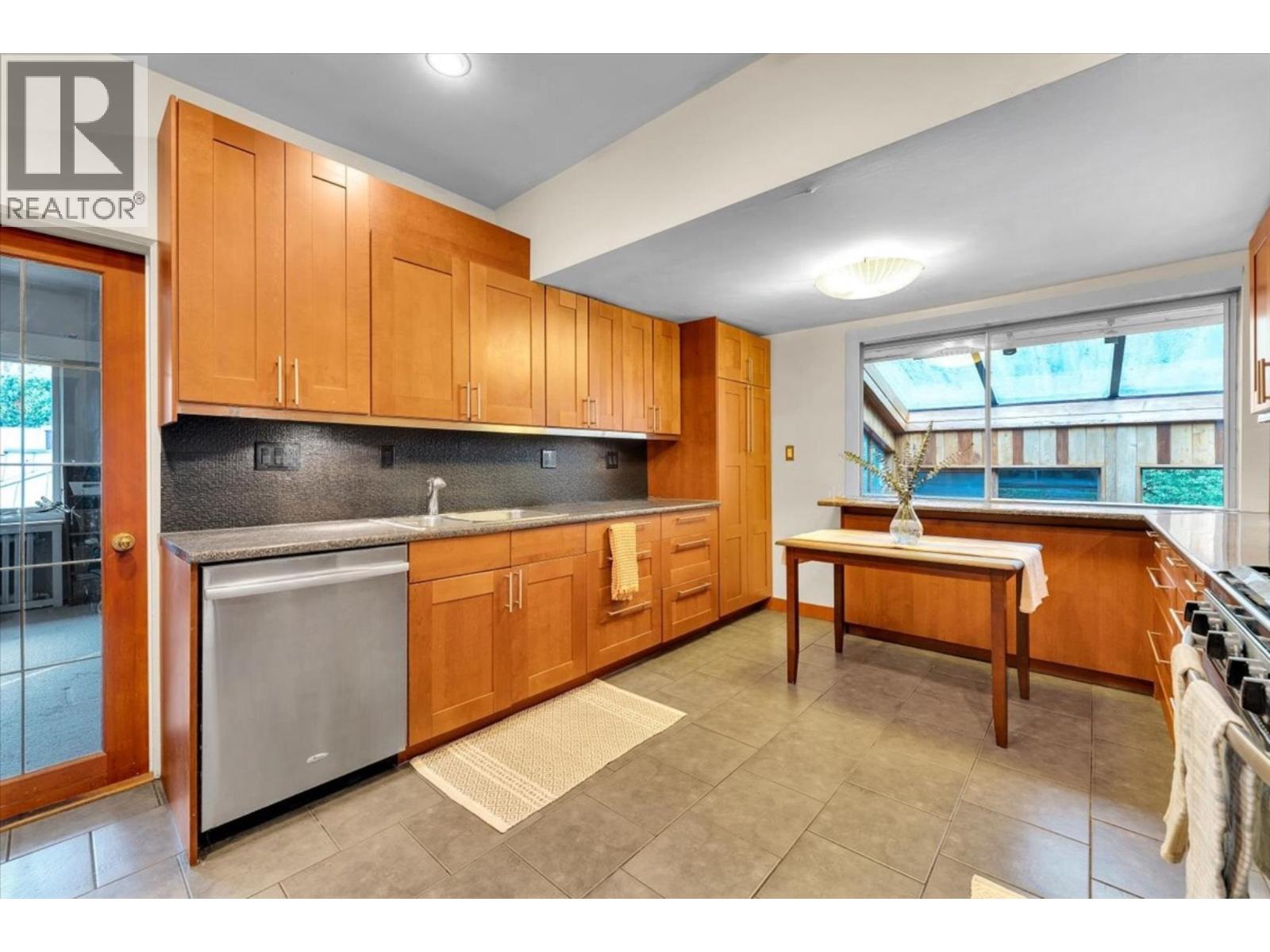 360 KEITH ROAD, West Vancouver