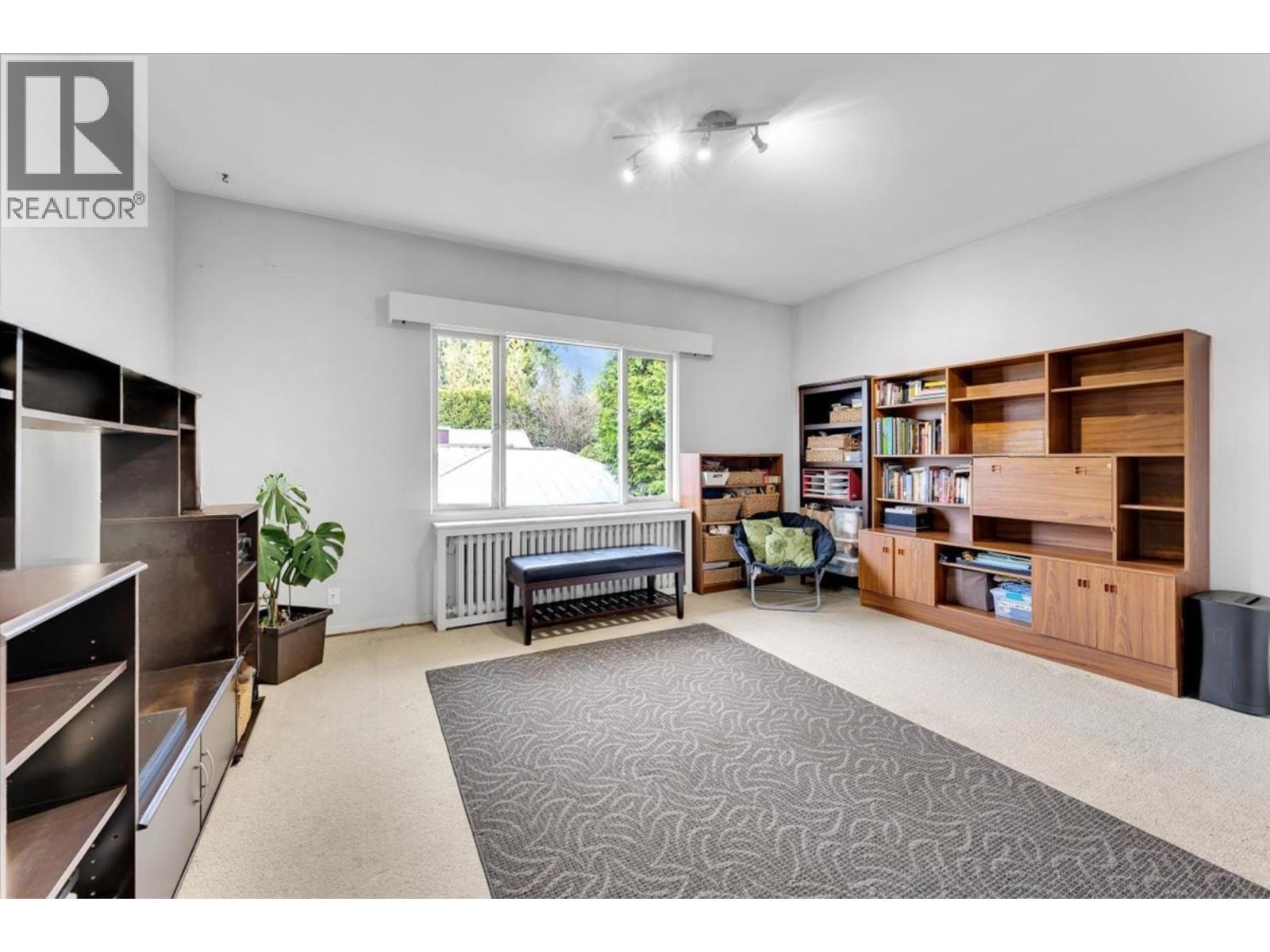 360 KEITH ROAD, West Vancouver