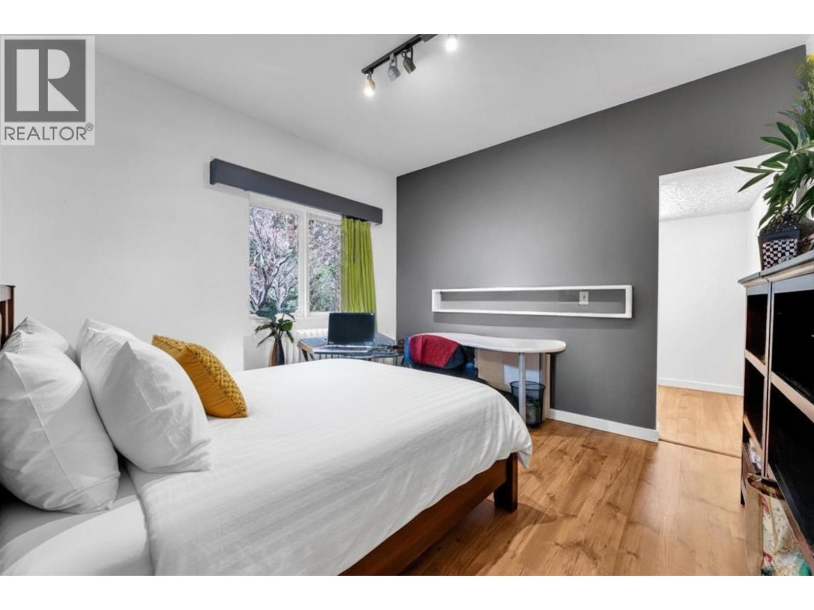 360 KEITH ROAD, West Vancouver