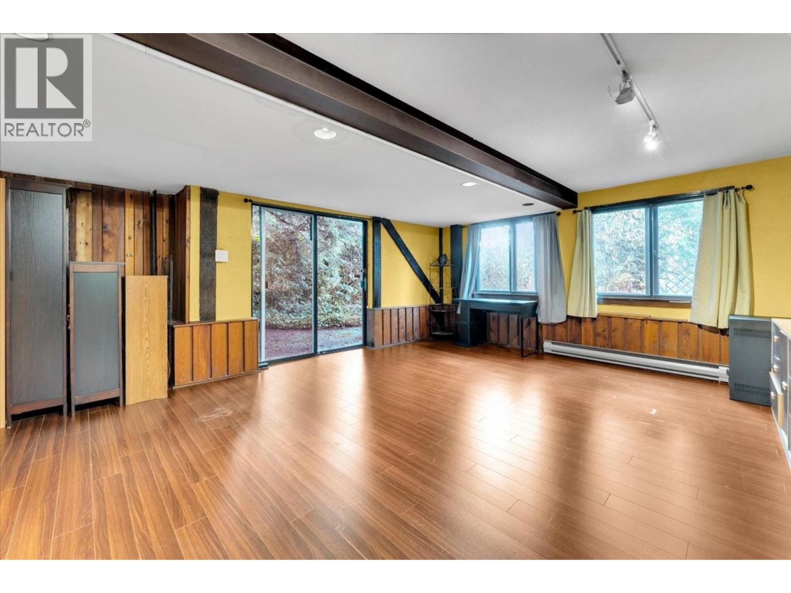 360 KEITH ROAD, West Vancouver