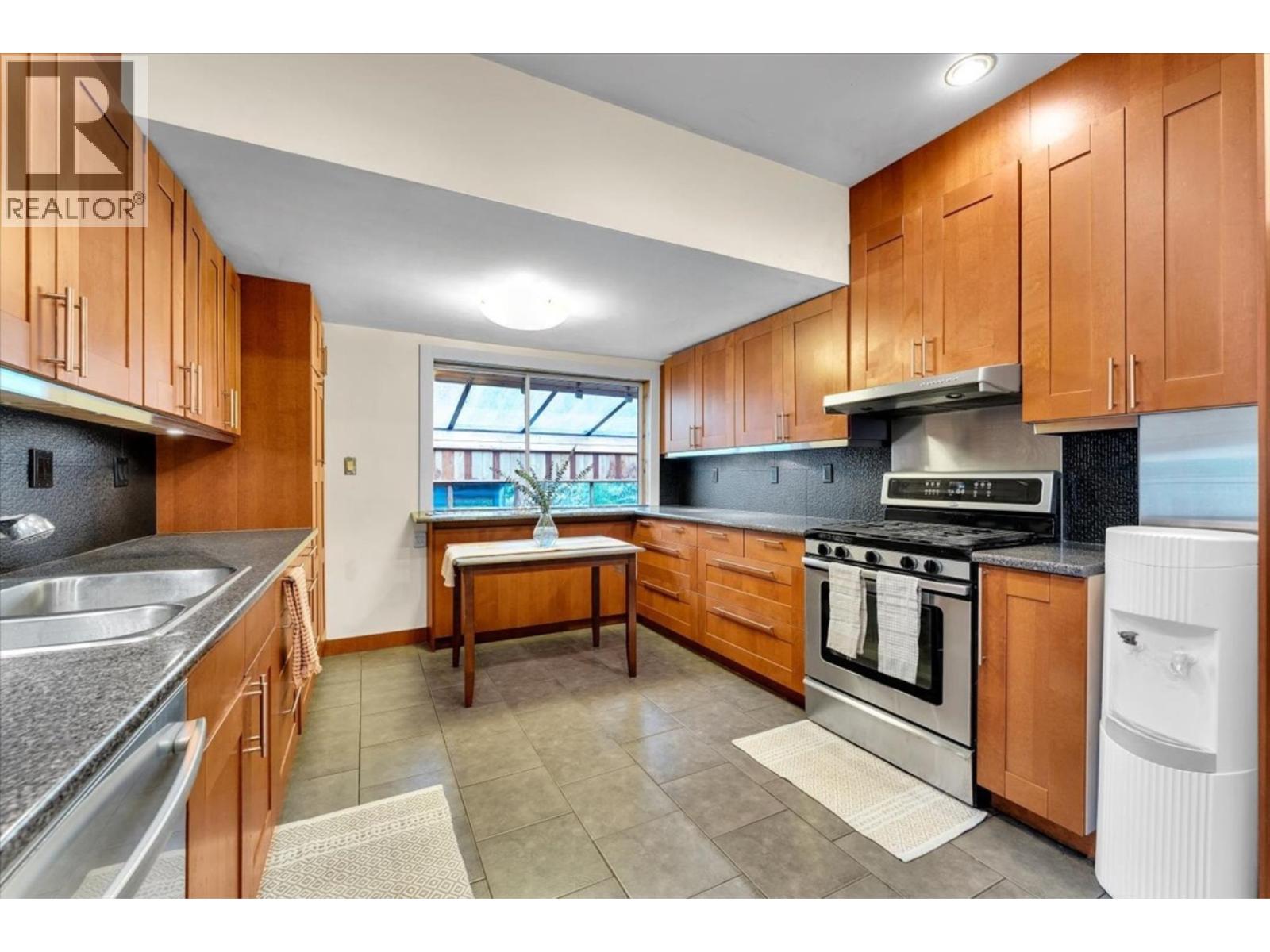 360 KEITH ROAD, West Vancouver