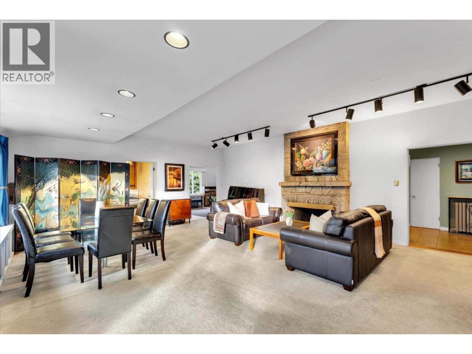 360 KEITH ROAD, West Vancouver