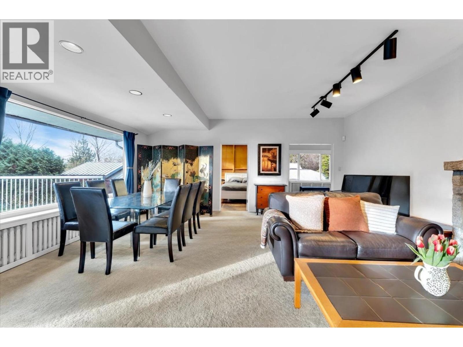 360 KEITH ROAD, West Vancouver