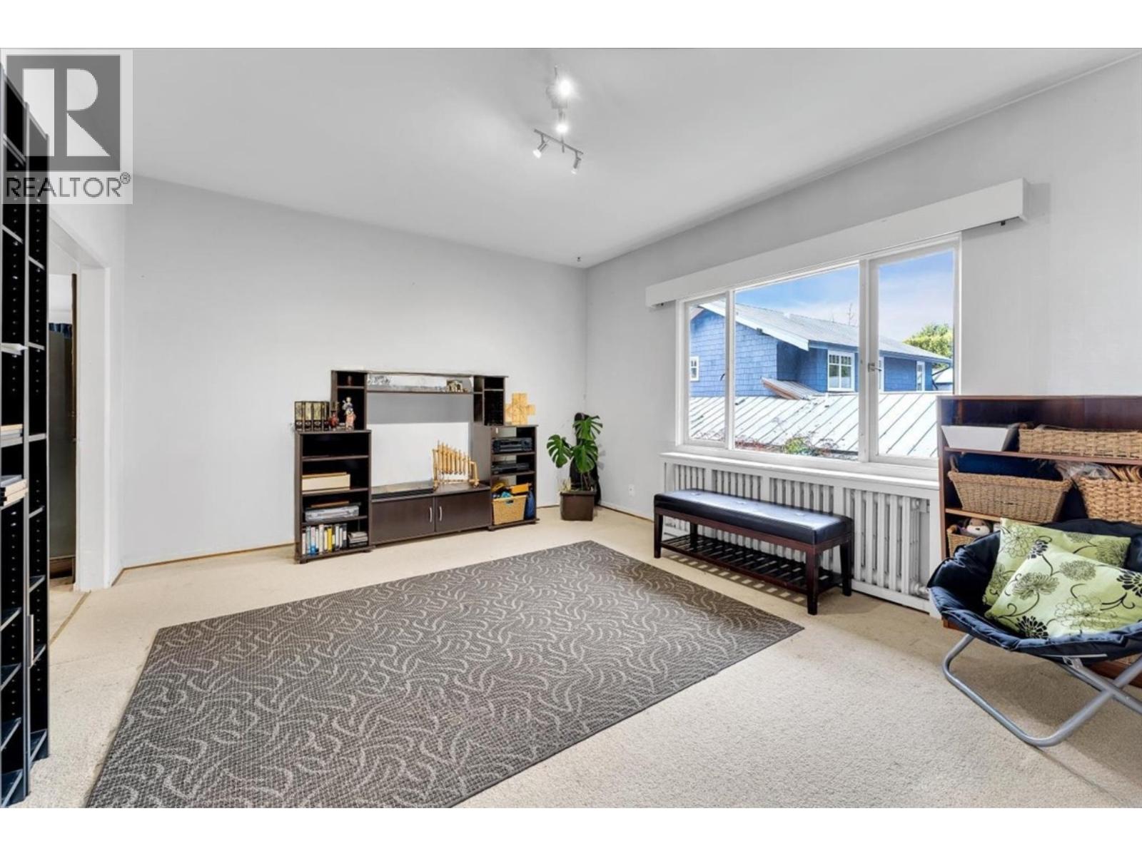 360 KEITH ROAD, West Vancouver