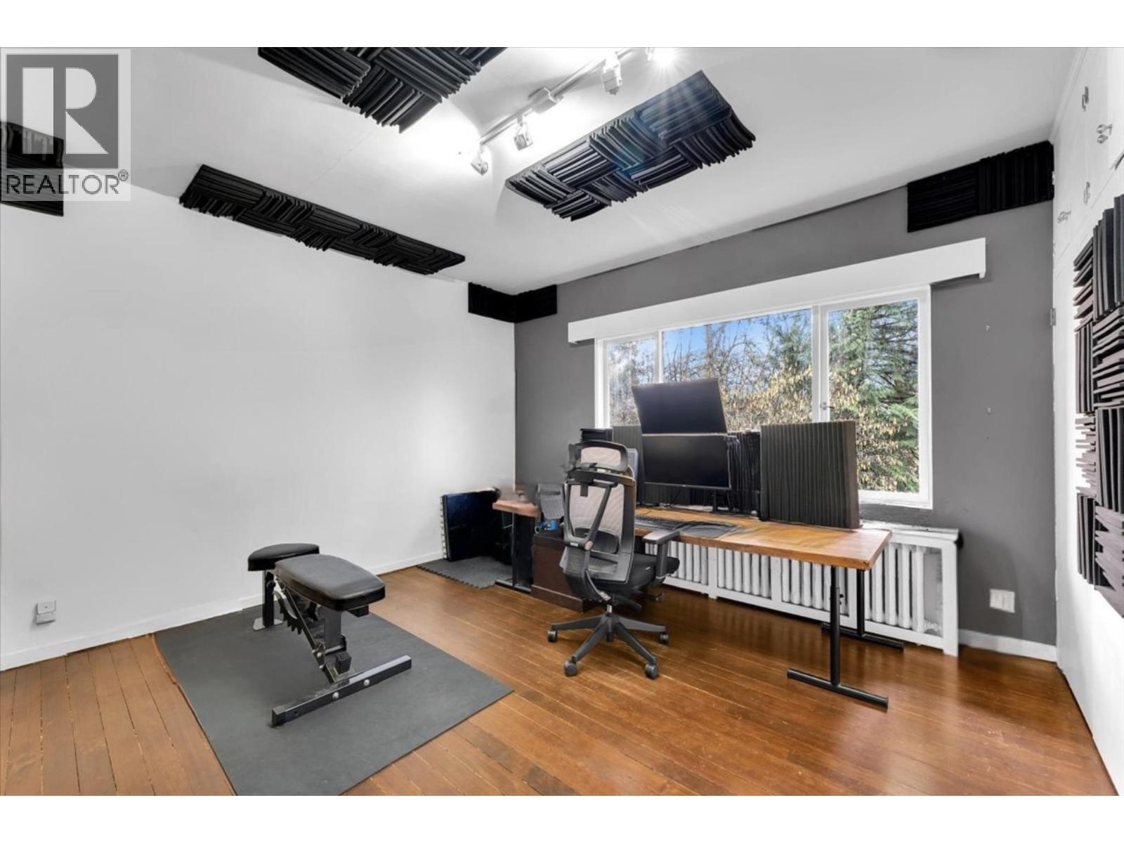 360 KEITH ROAD, West Vancouver