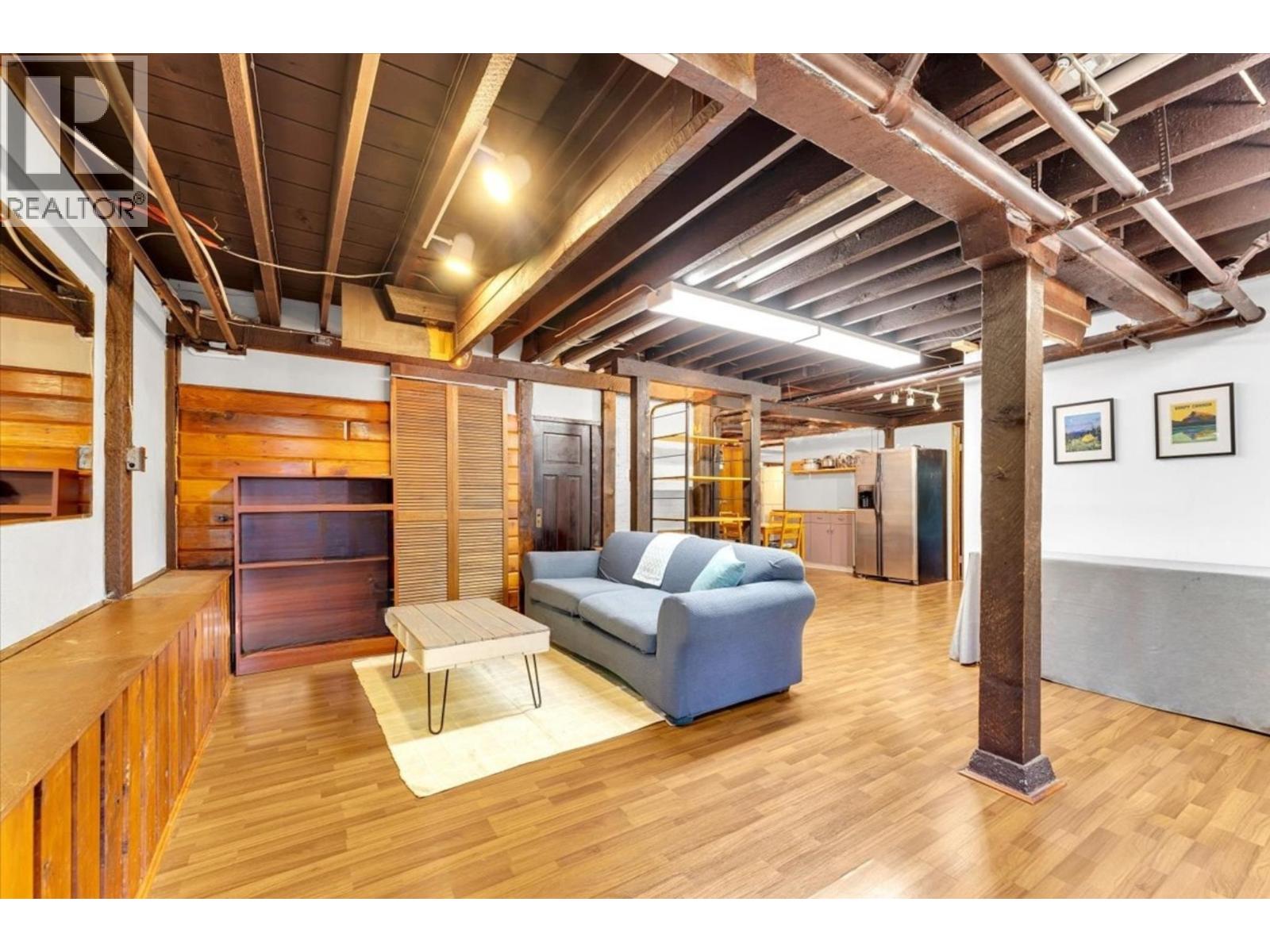 360 KEITH ROAD, West Vancouver