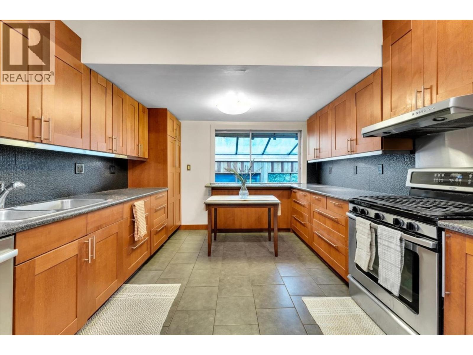 360 KEITH ROAD, West Vancouver