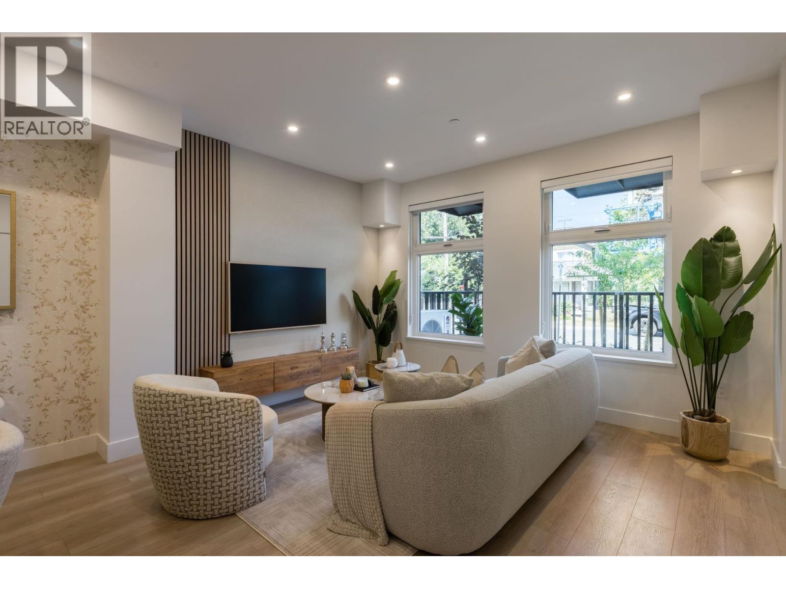 102 342 MOUNTAIN HIGHWAY, North Vancouver