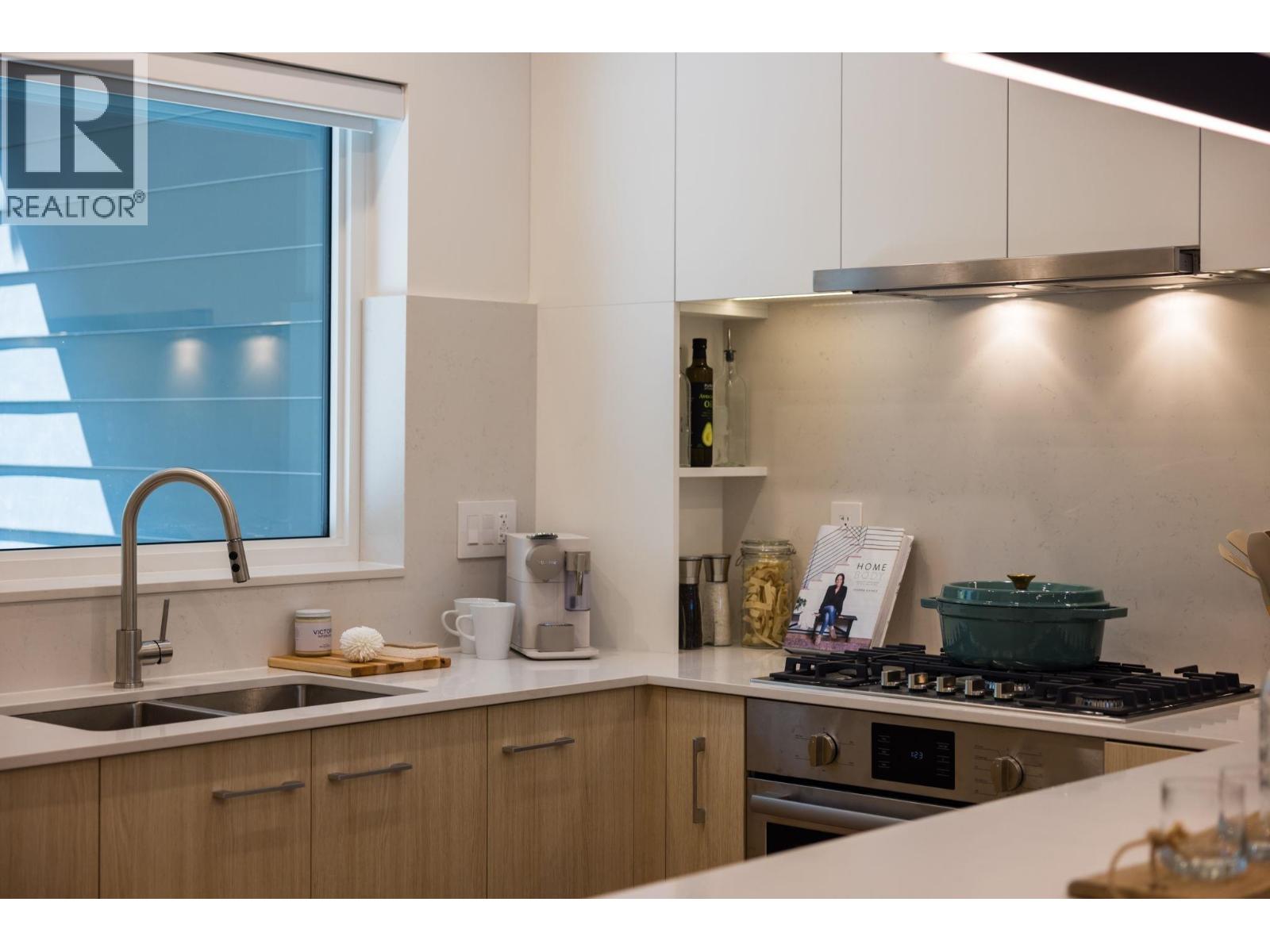 102 342 MOUNTAIN HIGHWAY, North Vancouver