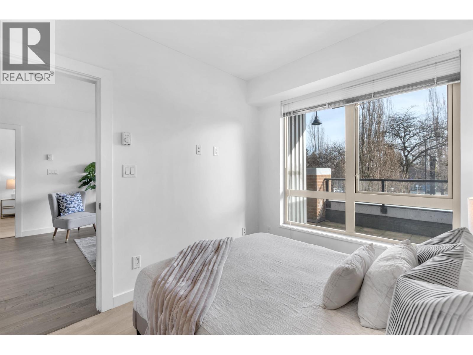 202 1330 MARINE DRIVE — photo 16