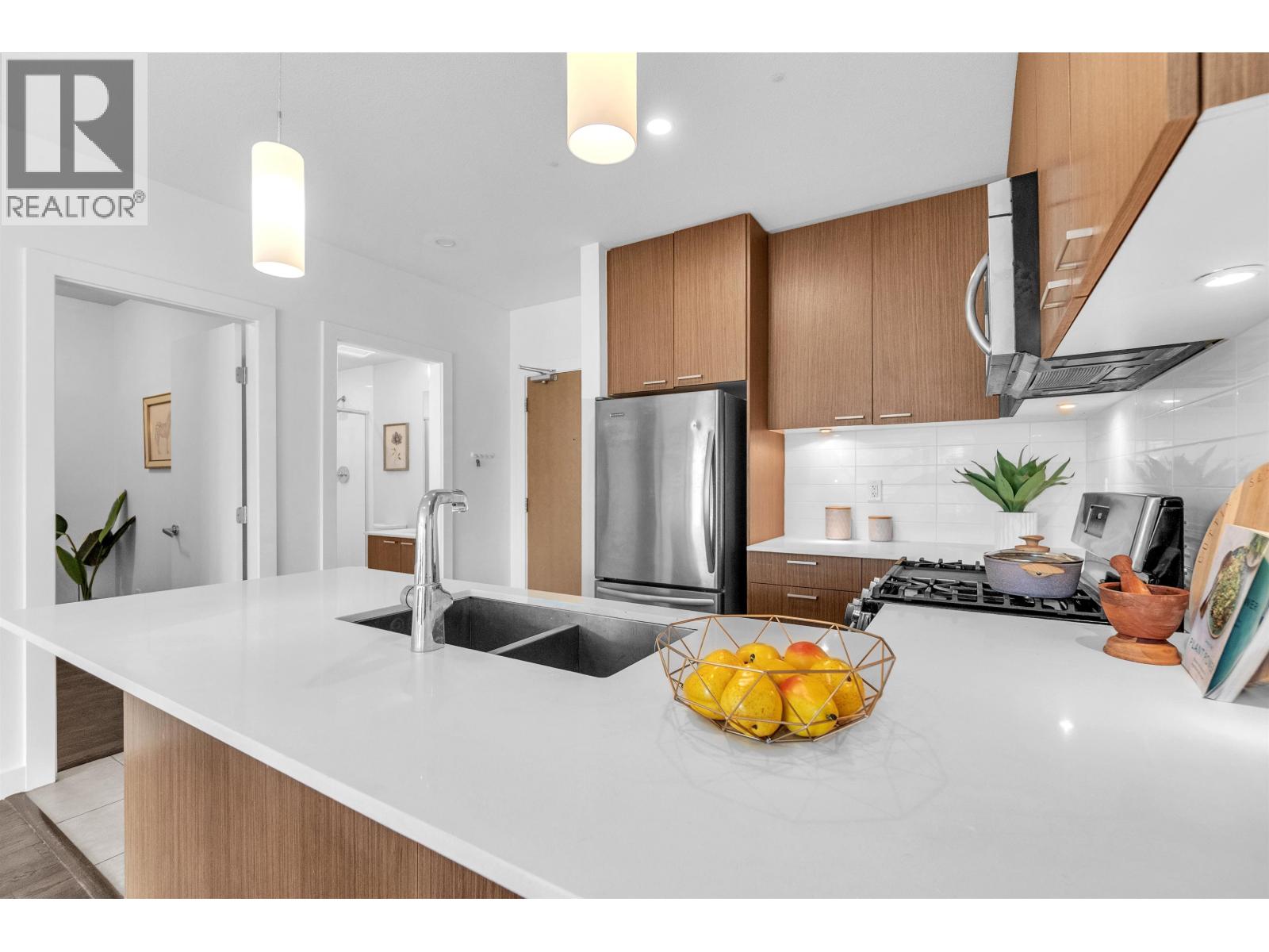202 1330 MARINE DRIVE — photo 11