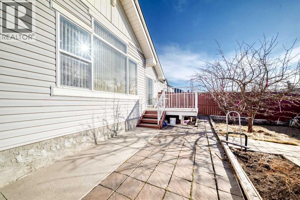 Single Family House Bungalow for Sale in  Cougartown Close SW Cougar Ridge Calgary 