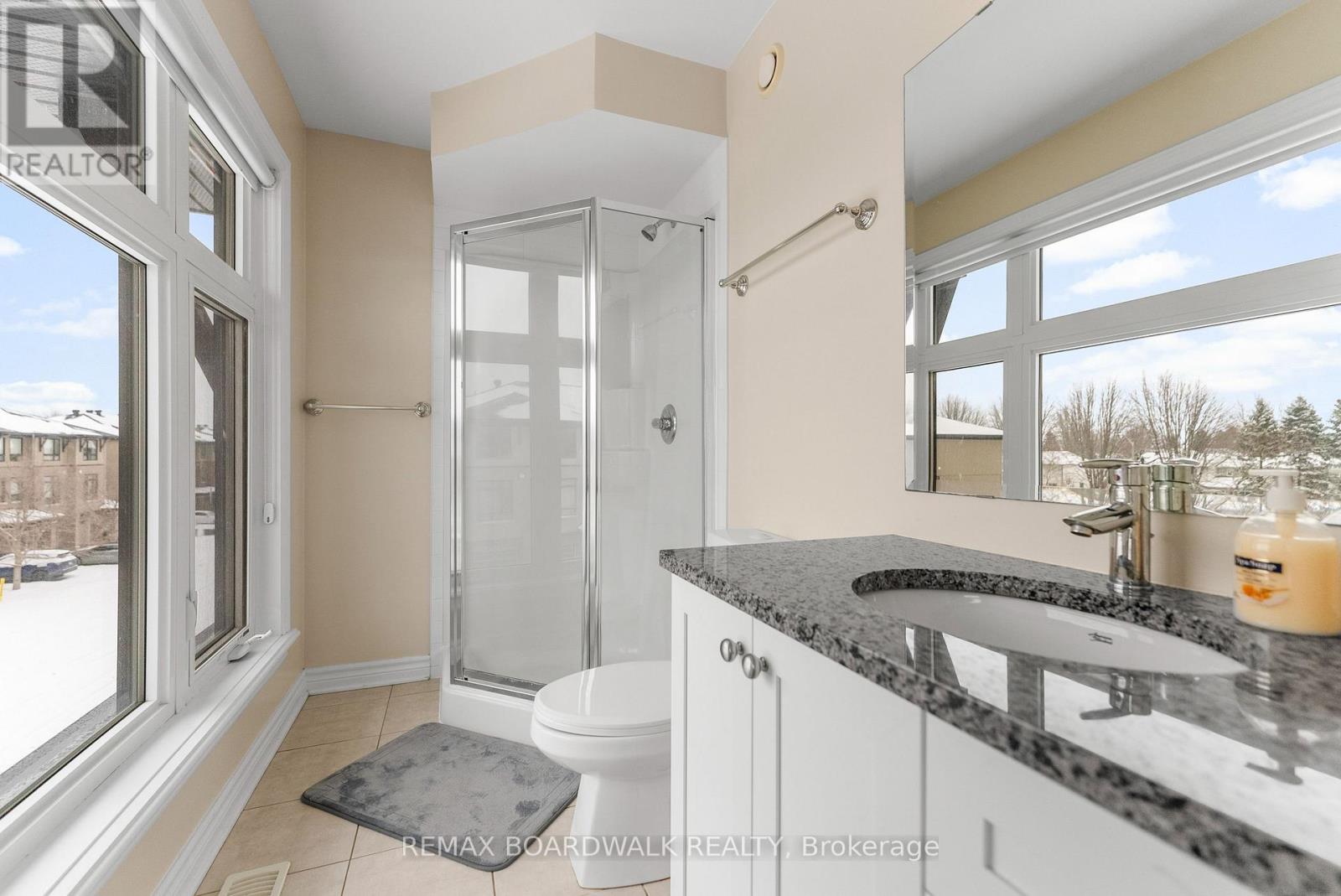 Gorgeous Bright Primary Ensuite - blinds included!