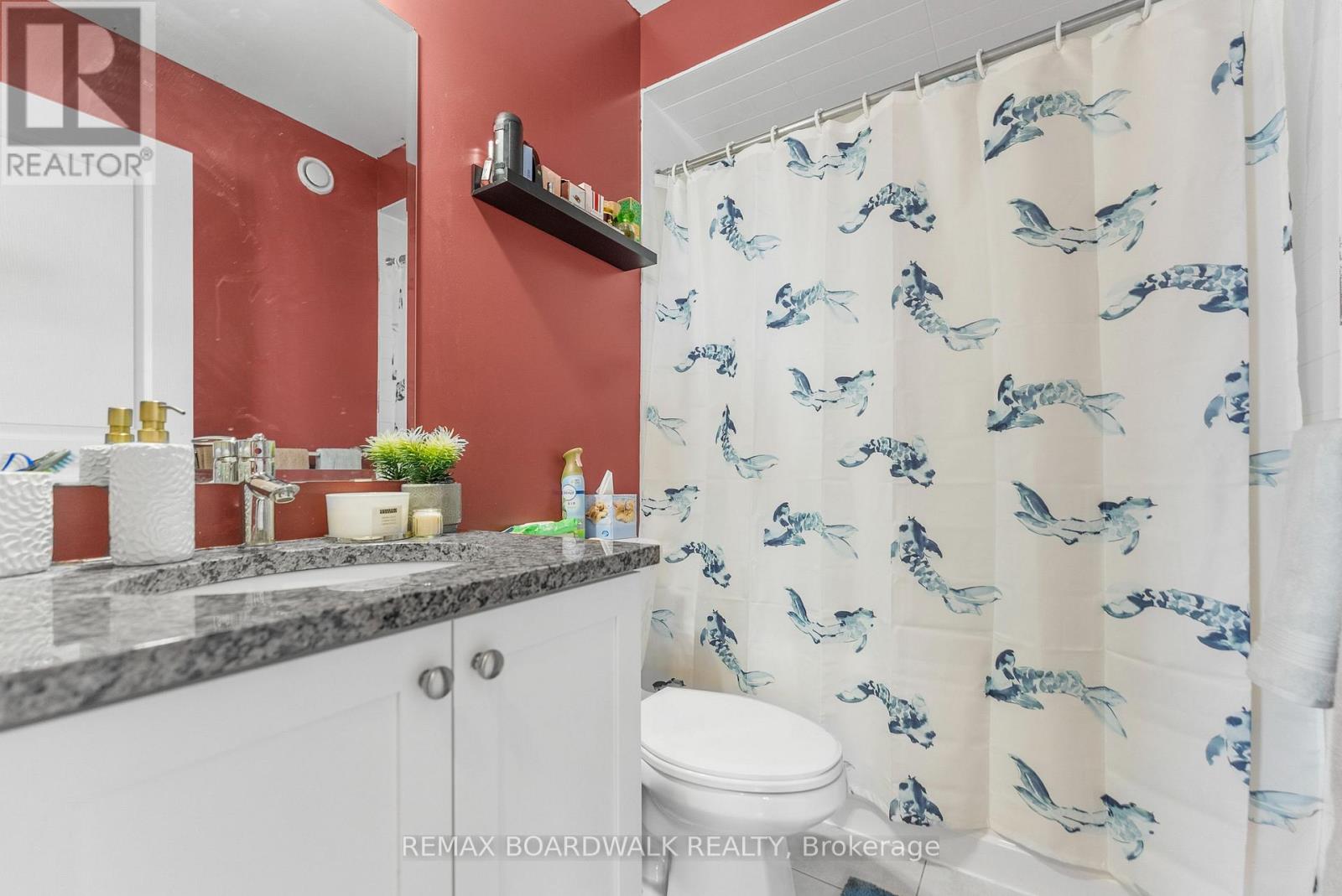 Main full bathroom w/granite countertops