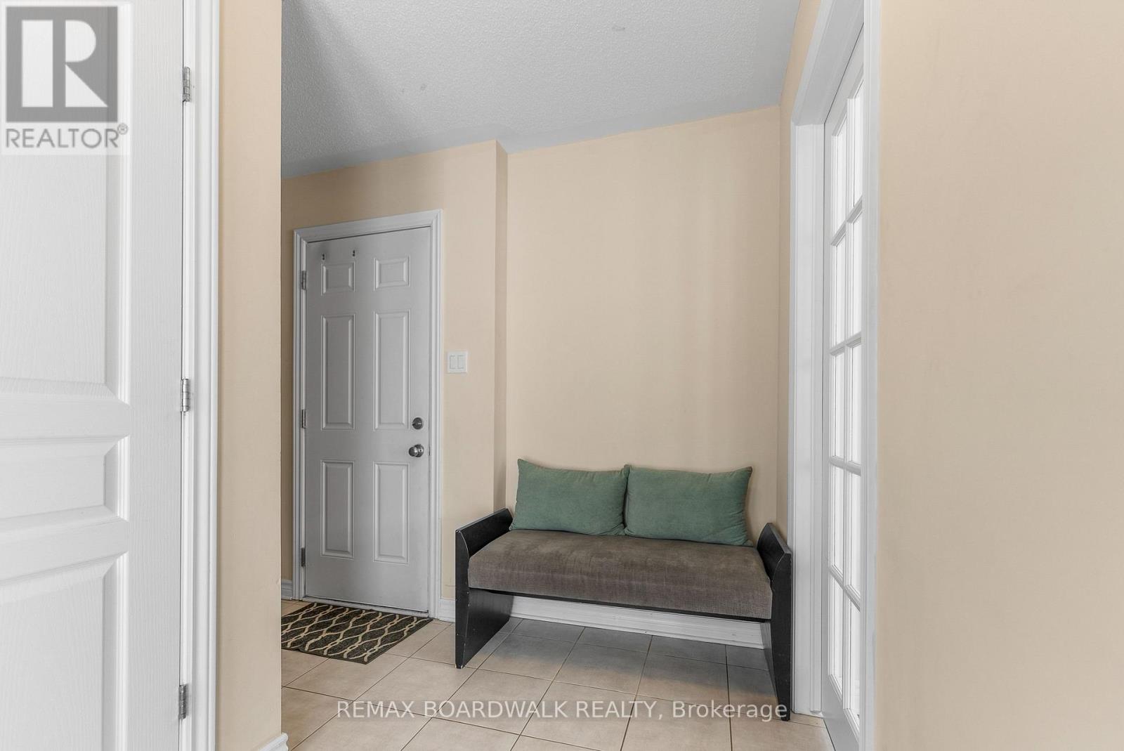 Foyer w/lrg walkin closet  & garage inside entry