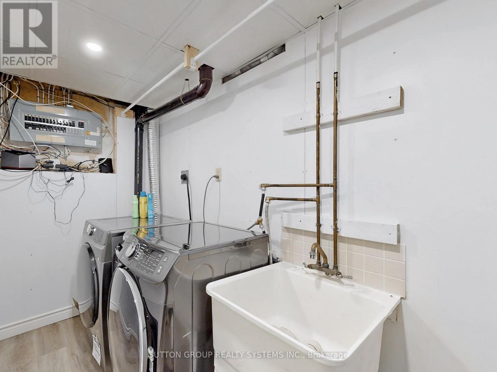3279 PILCOM CRESCENT - 31