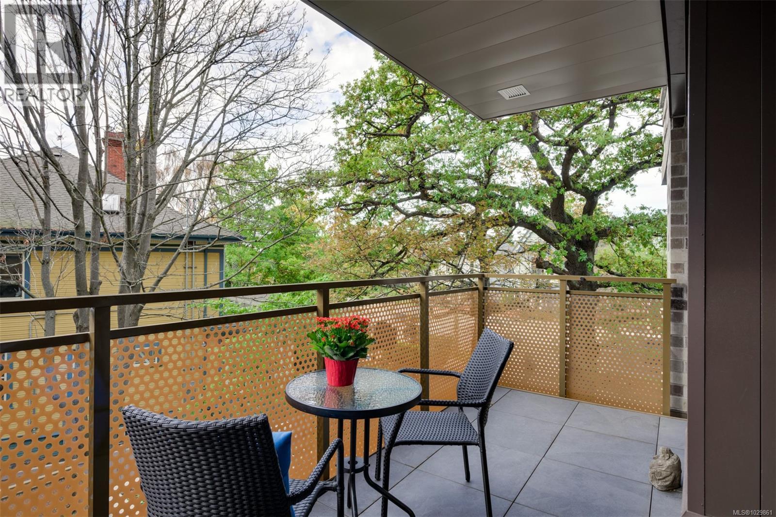 #211 1201 FORT ST - 32