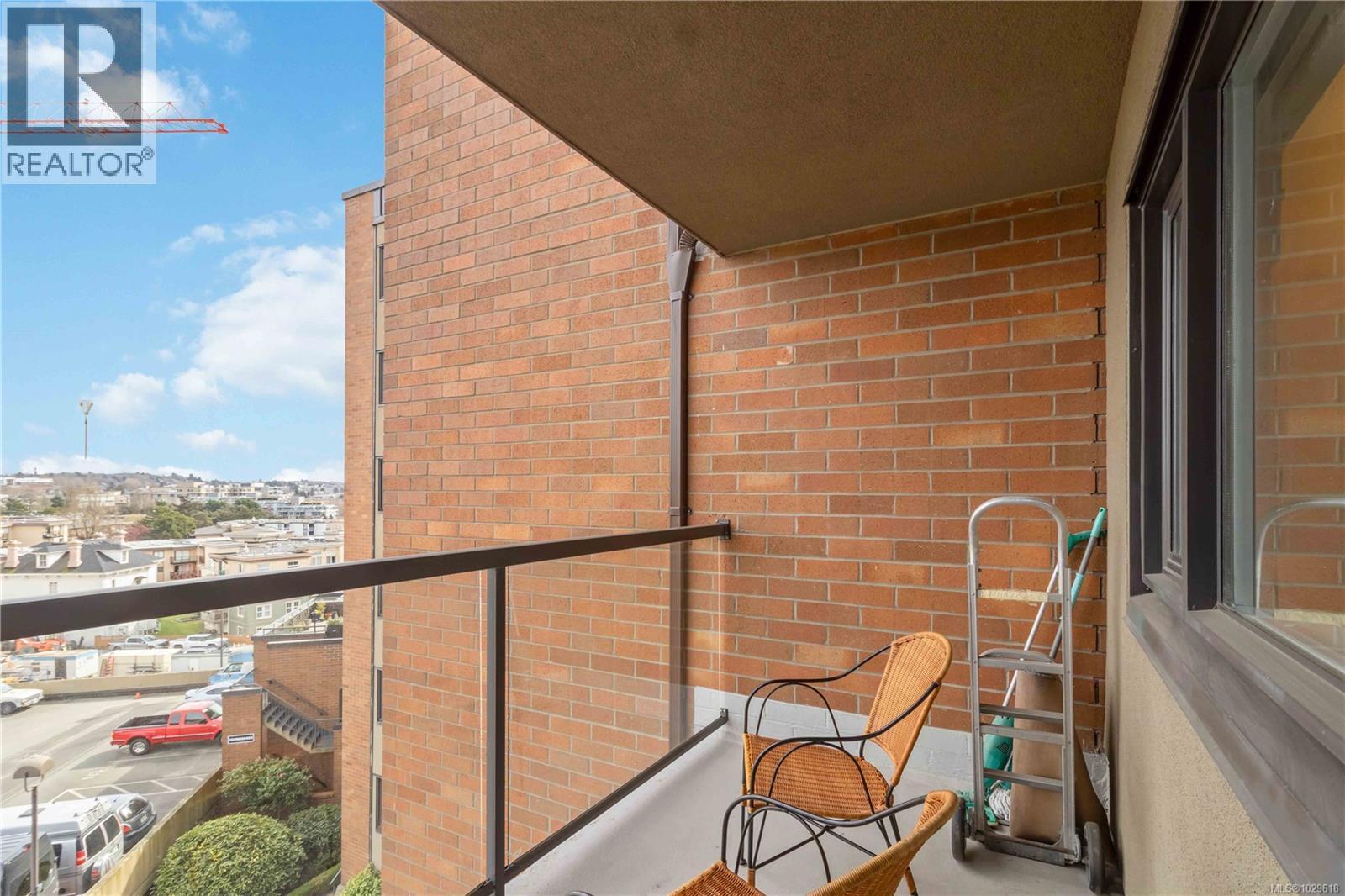 #508 103 GORGE RD E - 23