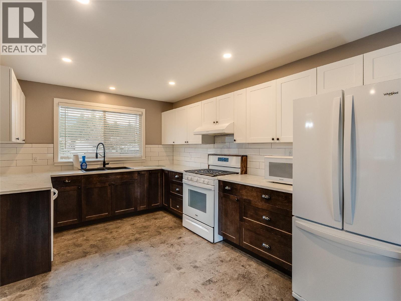 204 PINEWOOD DRIVE - 8