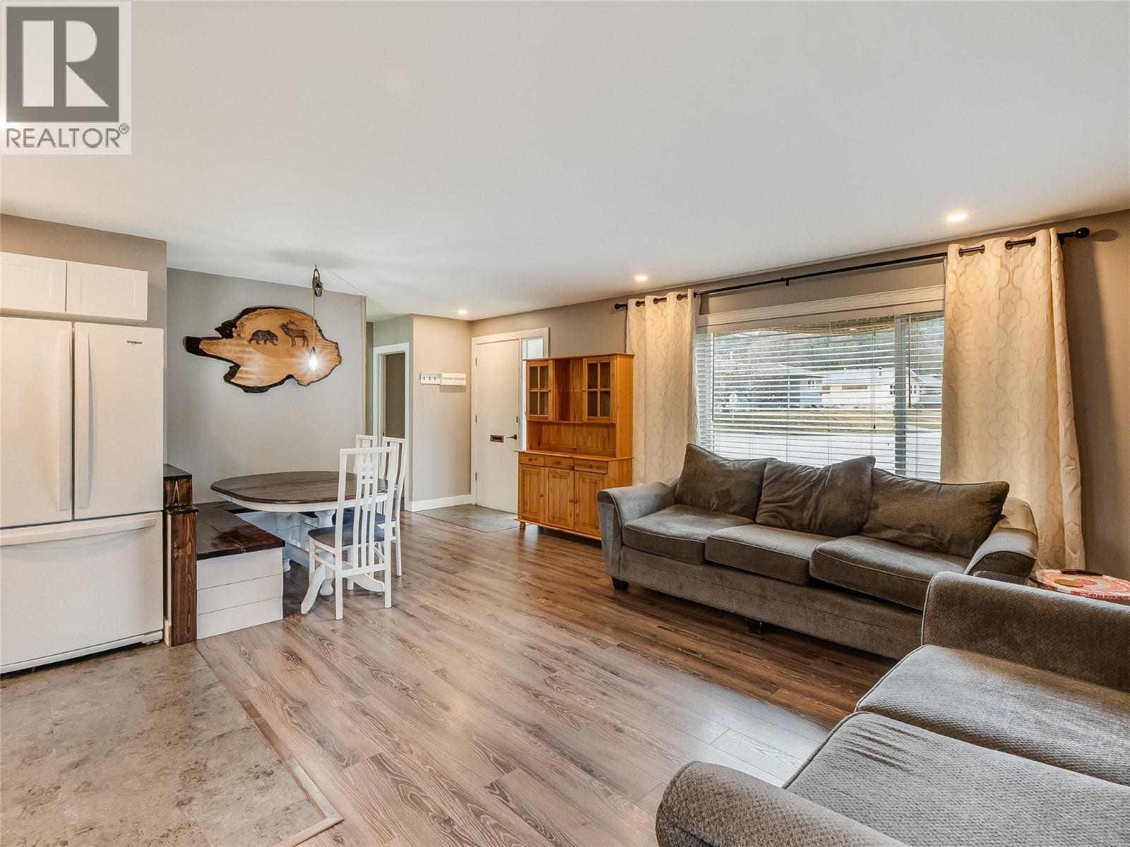 204 PINEWOOD DRIVE - 12