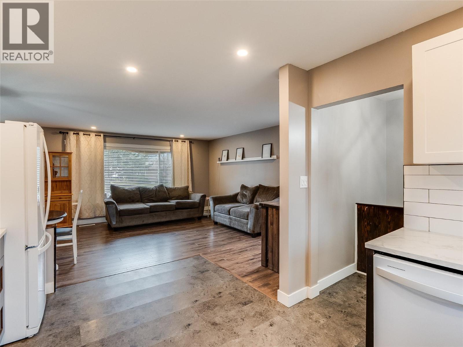 204 PINEWOOD DRIVE - 7