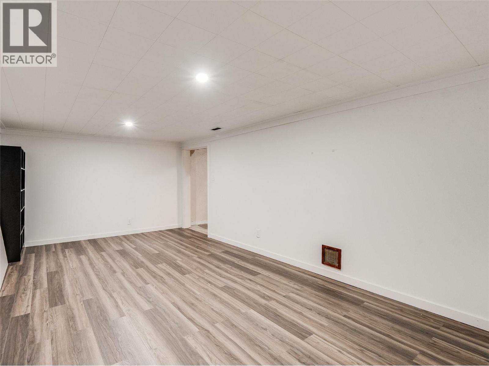 204 PINEWOOD DRIVE - 33