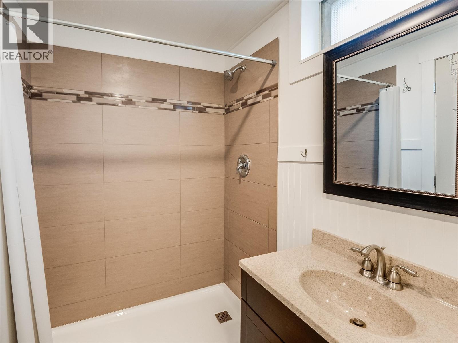 204 PINEWOOD DRIVE - 39