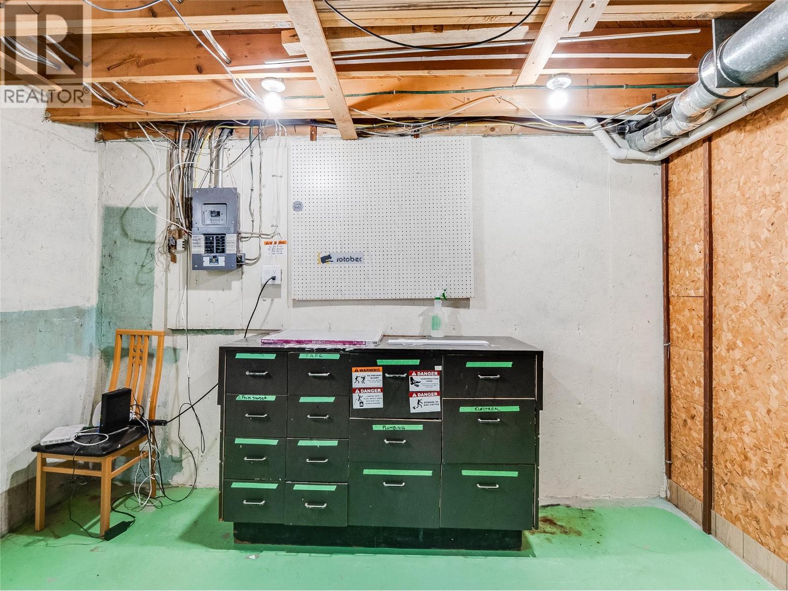 204 PINEWOOD DRIVE - 44