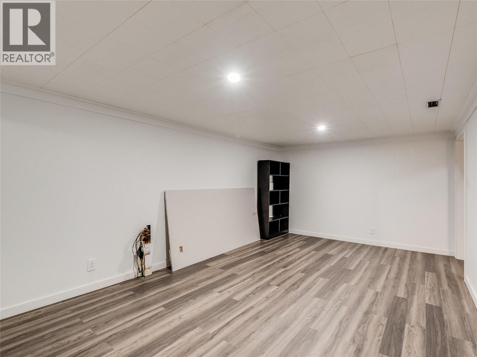 204 PINEWOOD DRIVE - 36