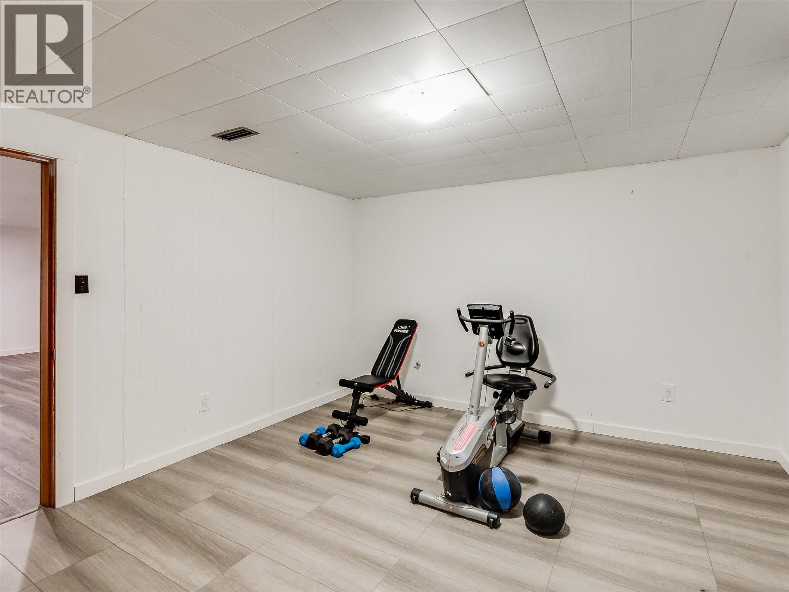 204 PINEWOOD DRIVE - 38