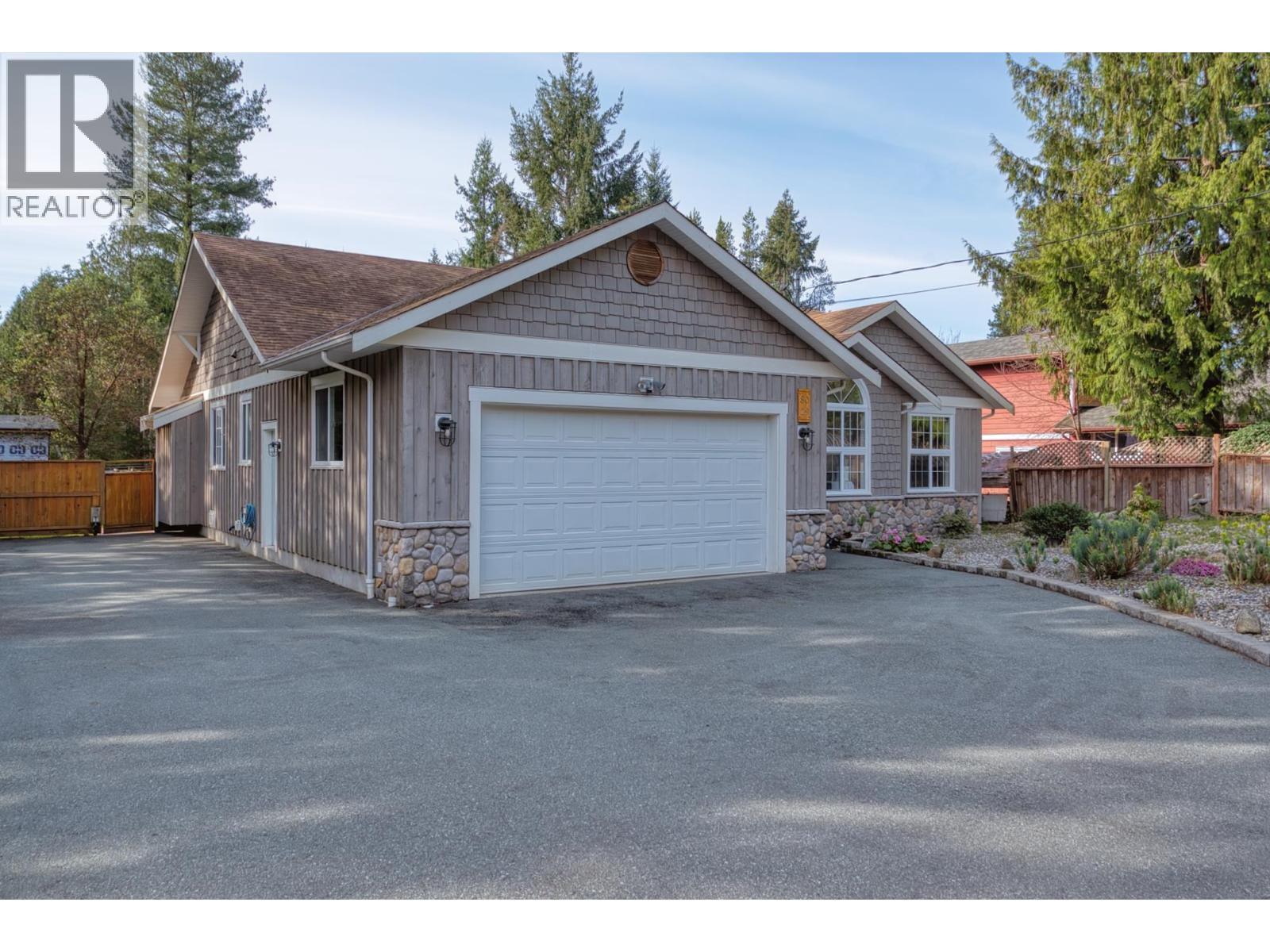 8029 SOUTHWOOD ROAD, Halfmoon Bay