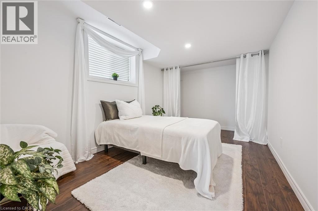 29 ENGLISH Crescent - 31
