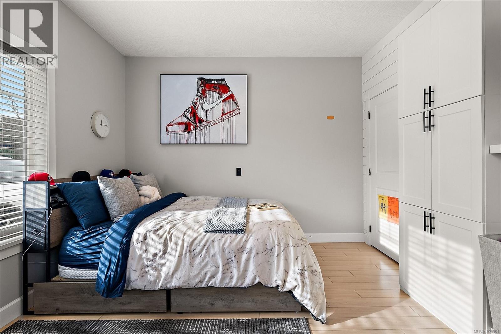 2138 STONE GATE - 13