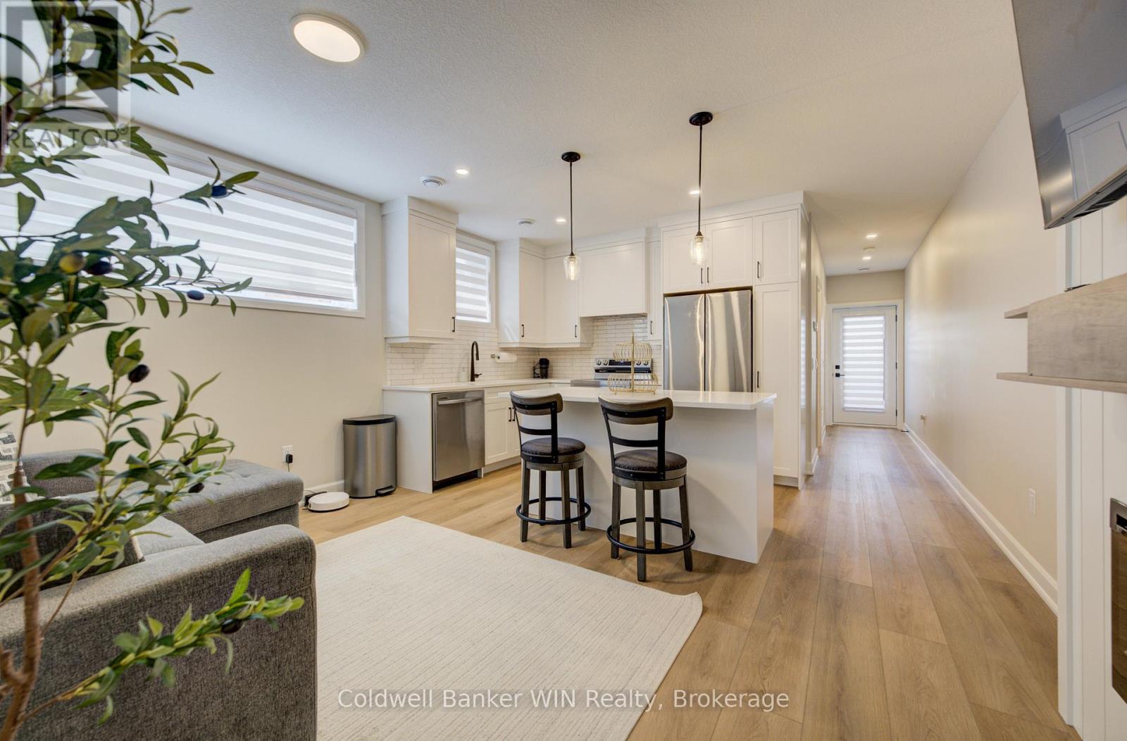 3 - 440 WELLINGTON STREET E