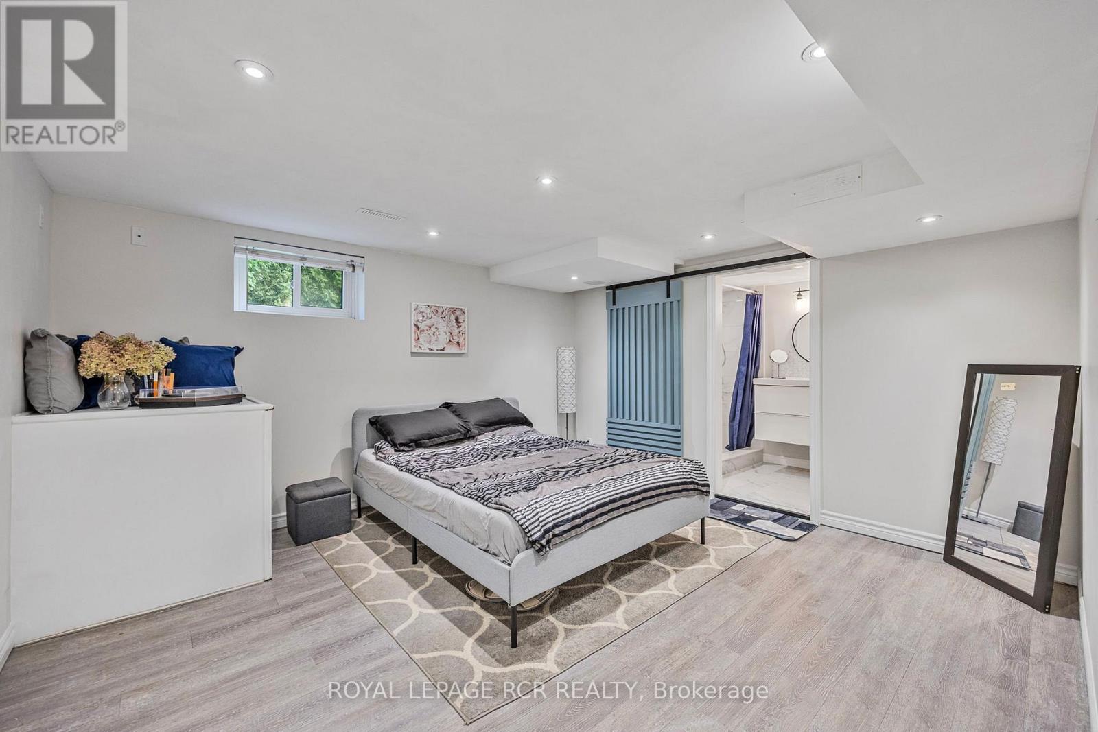 61 WILLIAM STREET E - 26