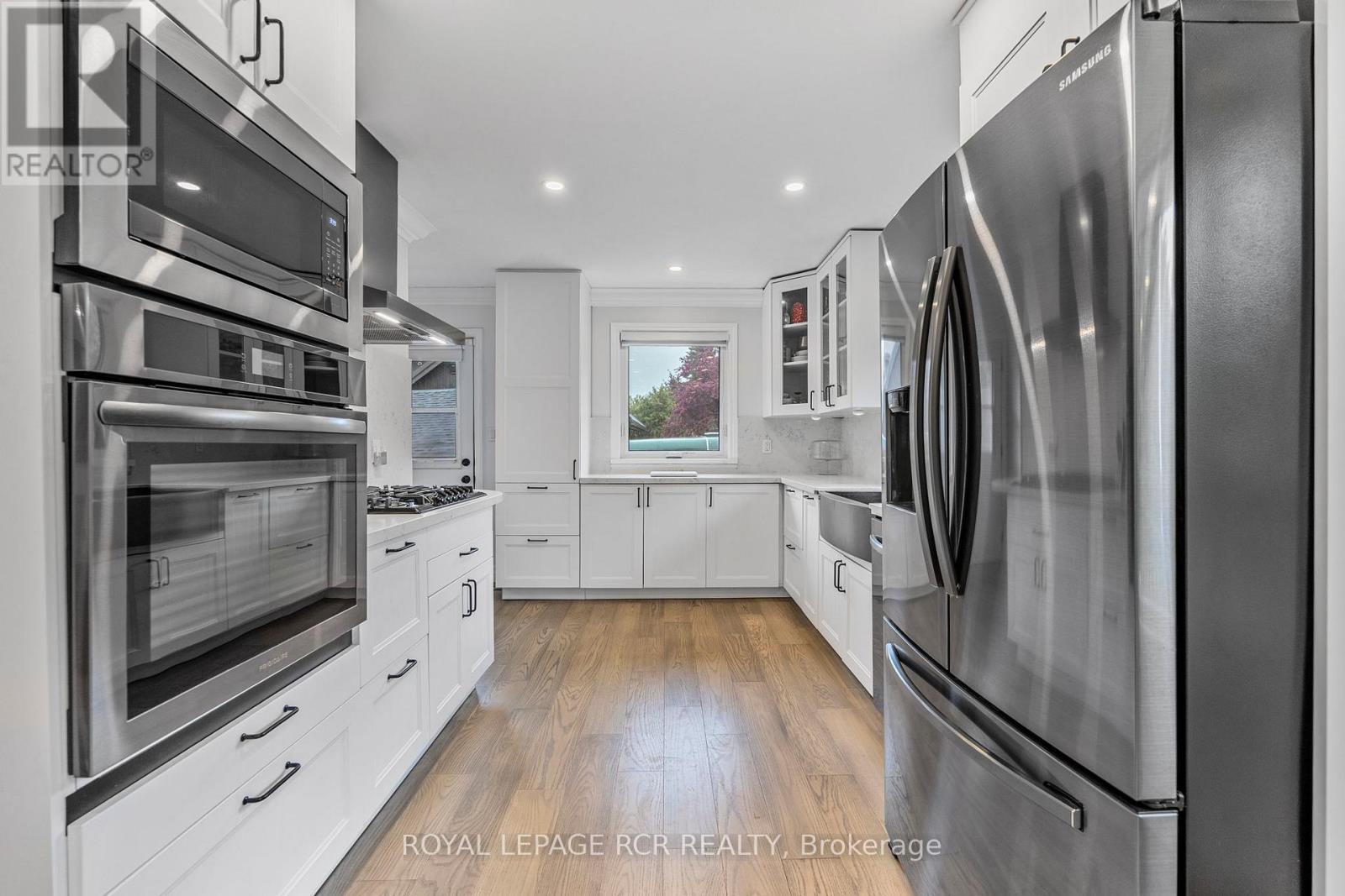 61 WILLIAM STREET E - 8