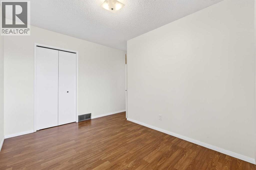 Single Family House for Sale in  Shawglen Road SW Shawnessy Calgary 