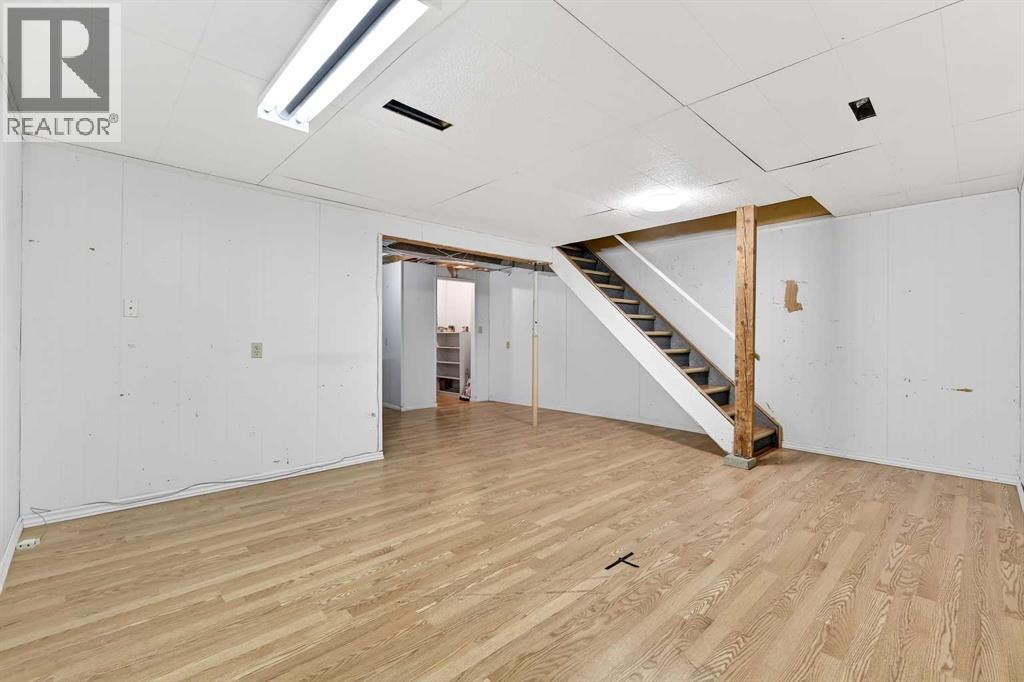 Single Family House for Sale in  Shawglen Road SW Shawnessy Calgary 