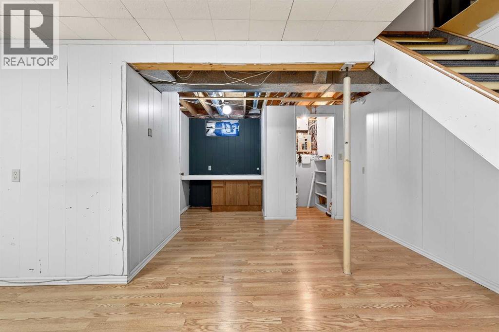 Single Family House for Sale in  Shawglen Road SW Shawnessy Calgary 