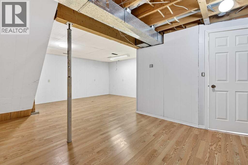 Single Family House for Sale in  Shawglen Road SW Shawnessy Calgary 