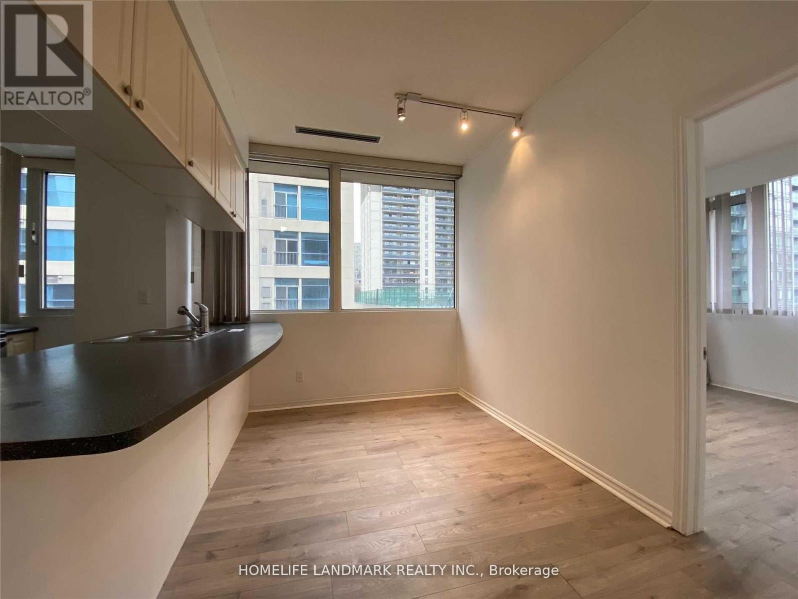 #407 555 YONGE STREET - 7