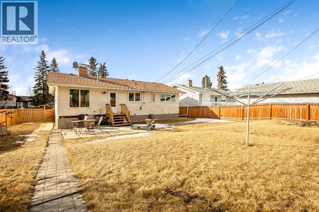 Single Family House Bi-level for Sale in  Dalmead Crescent NW Dalhousie Calgary 