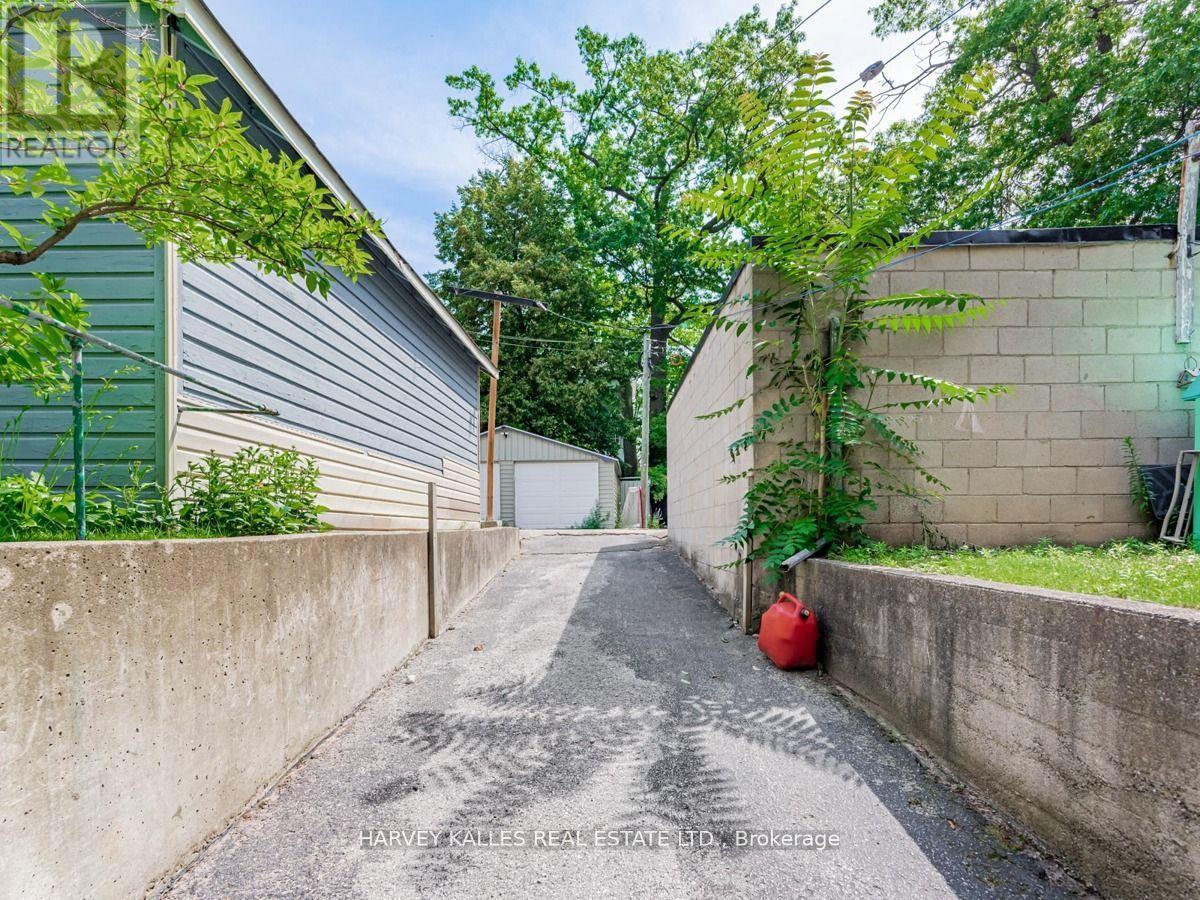 103 & 105 GILMOUR AVENUE - 40