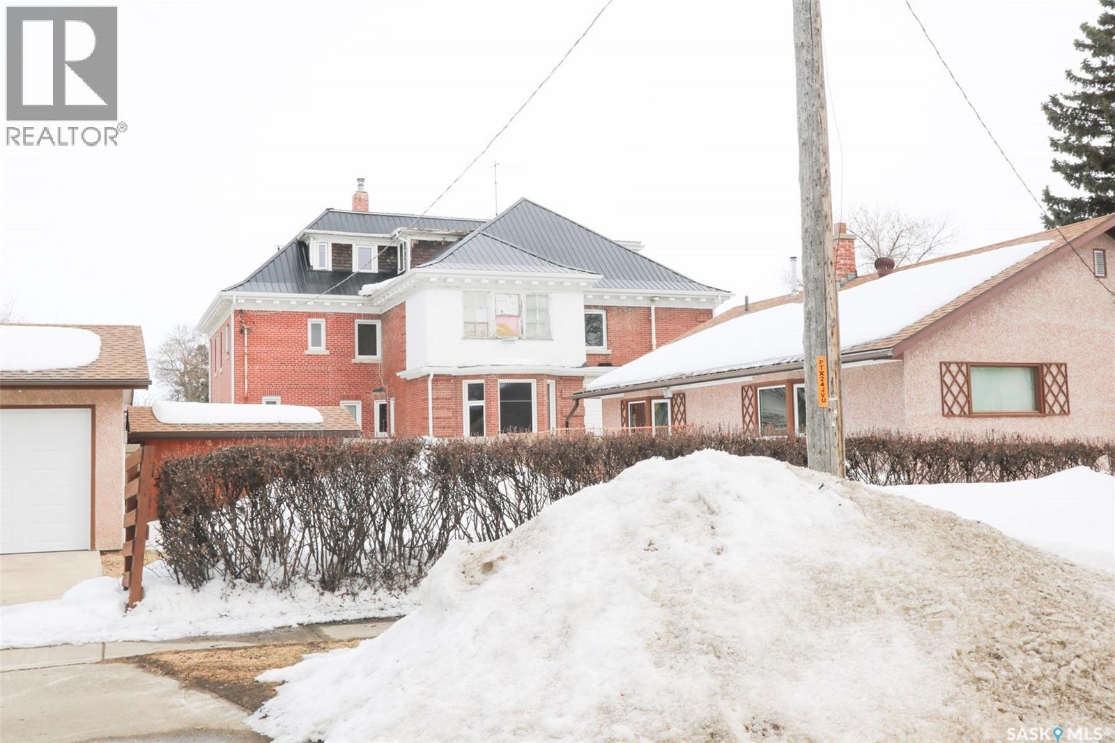 27 DUNLOP STREET E - 4